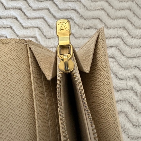 Louis Vuitton Damier Azur Sarah Wallet – Authentic, Excellent Condition, CA4088 - Picture 9 of 11